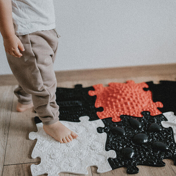 משטחי פאזל תחושתיים - שחור לבן